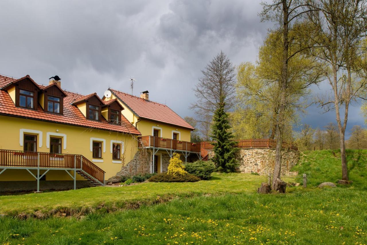 Mlyn Kamenice Klucenice Exteriör bild